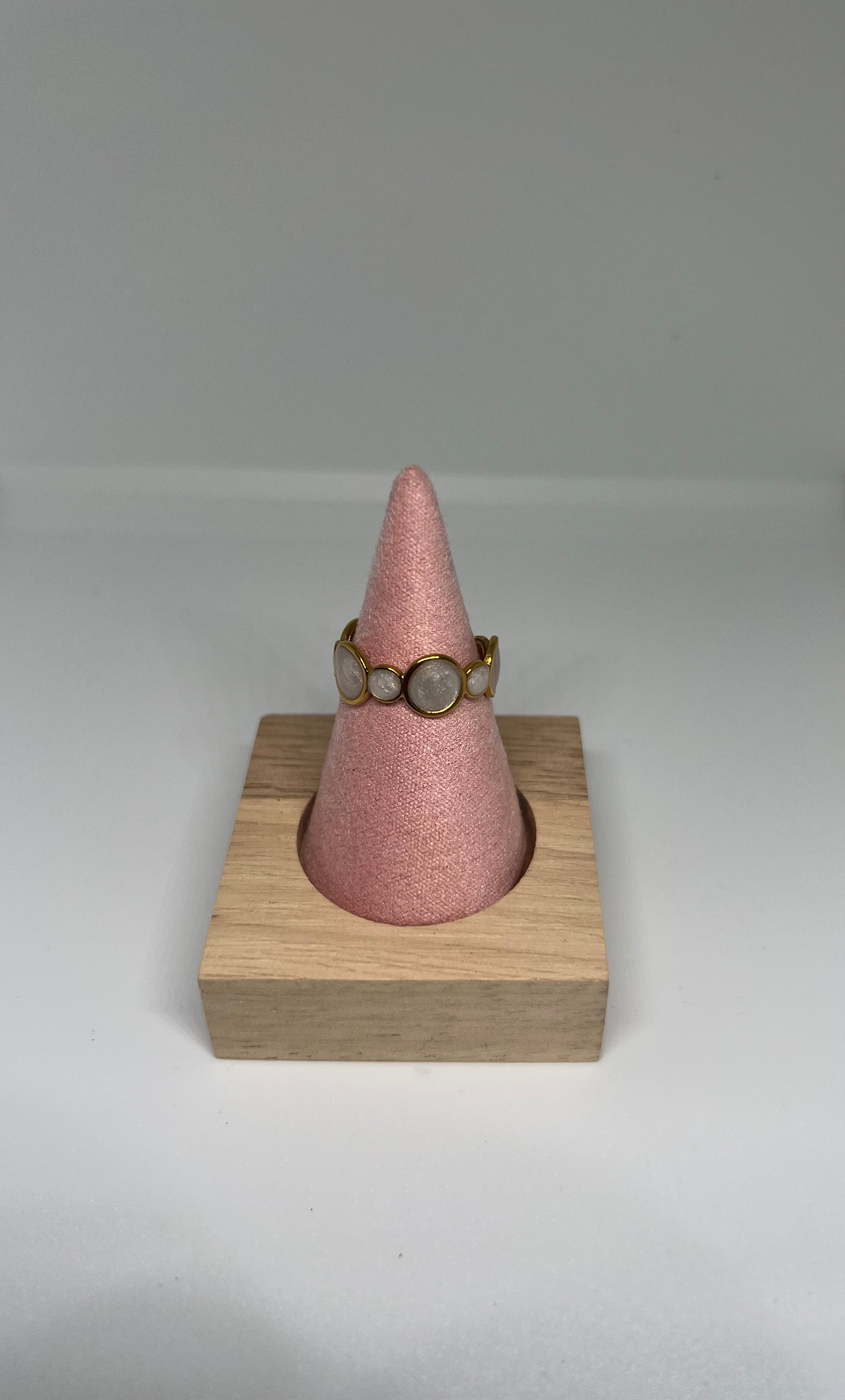 Circle pearl ring