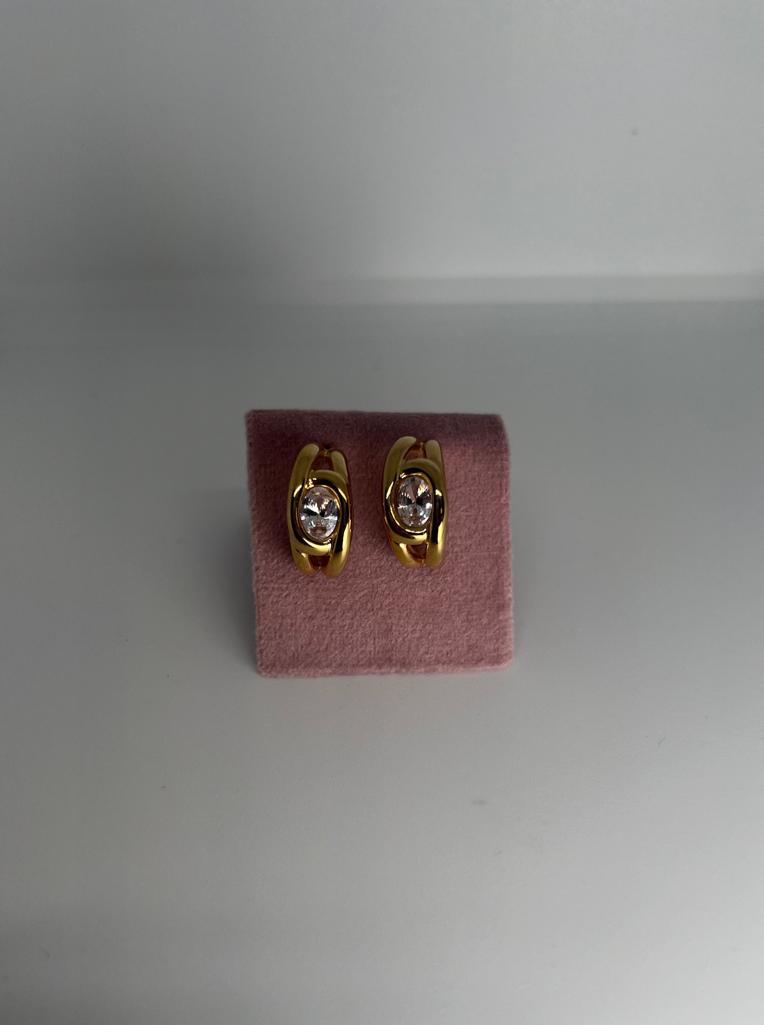 Stainless steel middle rhinestones studs