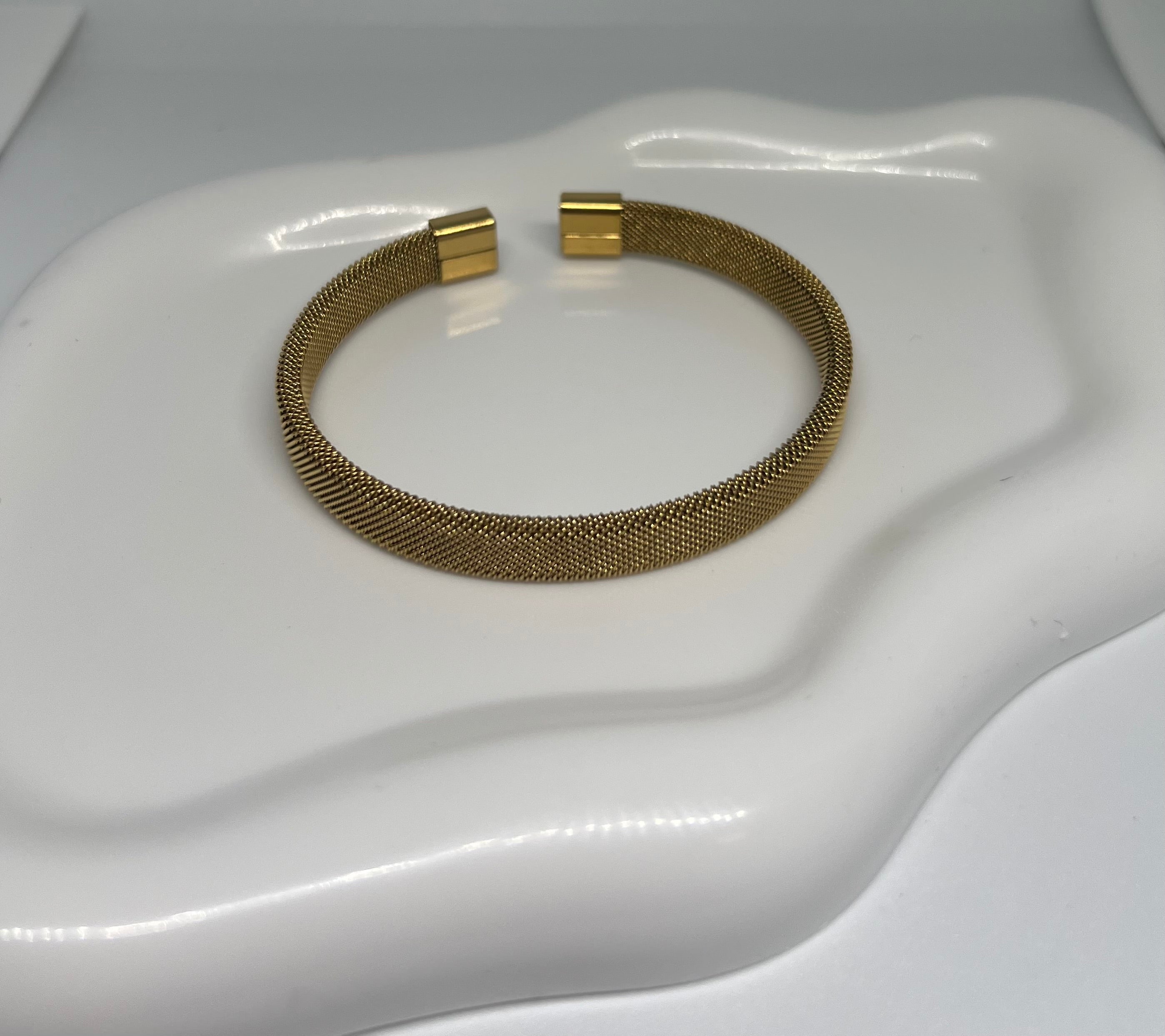 Gold adjustable bracelet